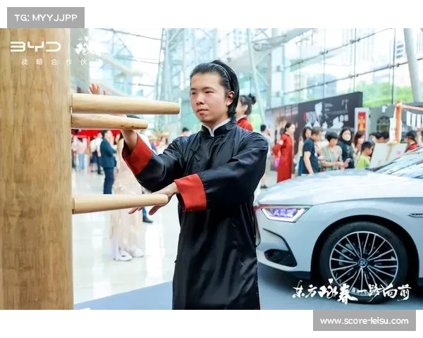 梁小龙现场指导中国新秀探索MMA擂台咏春技战术创新与实践